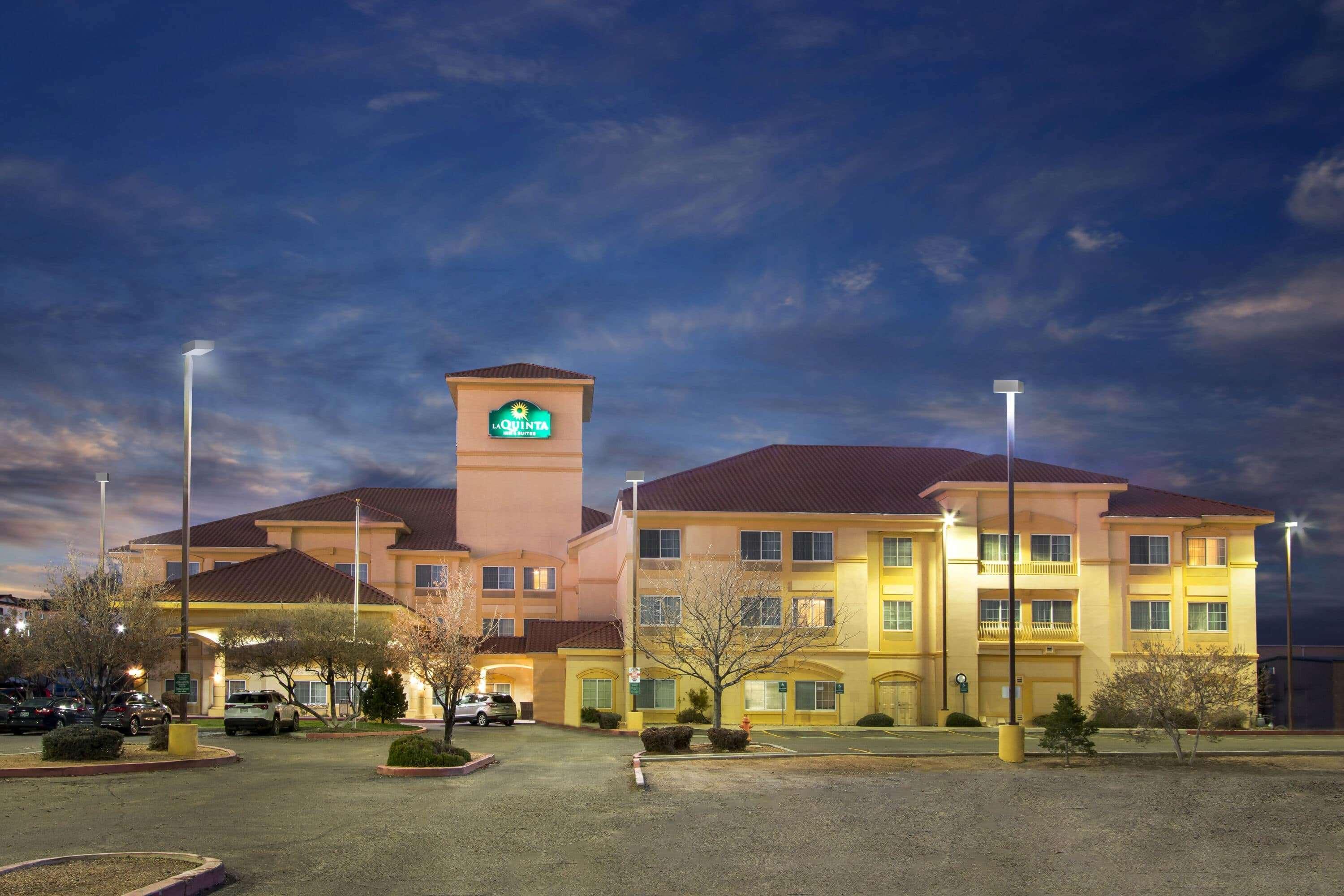 La Quinta Inn & Suites By Wyndham Albuquerque Midtown Exterior photo