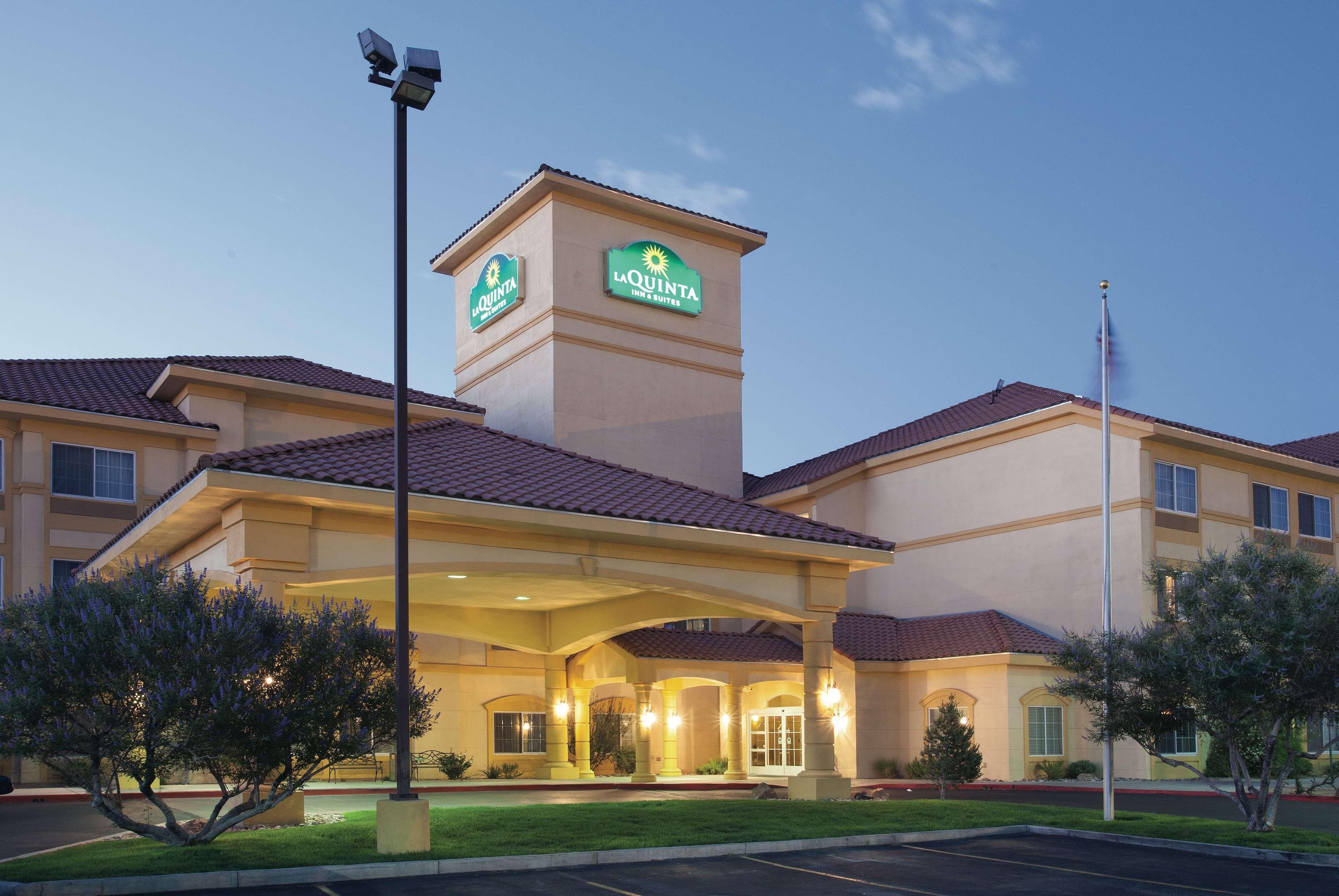 La Quinta Inn & Suites By Wyndham Albuquerque Midtown Exterior photo